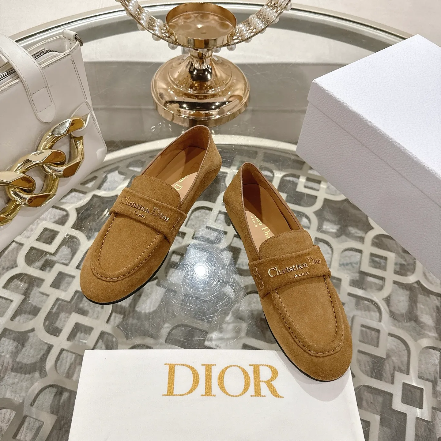 👟👟Ex-factory price 640👟👟 🍸 Dior Dior | 2025 ˢˢD Home 2025 Spring and Summer New Products The latest popular slip-on letter buckle loafers series〰 Original purchase, development and production👍🏻This Dior loafer is carefully made of black glossy cow leather, and the front letter plate is decorated with golden tone Christian Dior Paris logo. Paired with a leather-injected outsole, it adds classic style to any casual look. Upper: original cowhide/cow suede, lining: cowhide, outsole: injection molded leather outsole imported from Italy, heel height: 1cm, size: 35-42 (customized at 40.41.42)